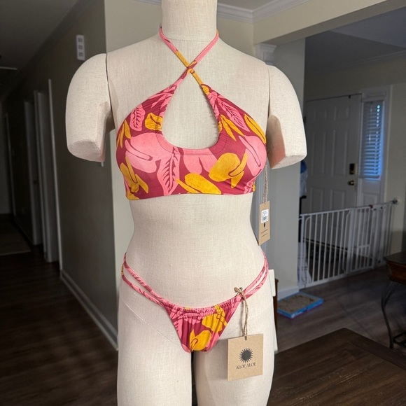 Aloe Aloe Swim 3-Piece Bikini Set w/ Skirt in Lychee Print - Size M - Picture 2 of 11
